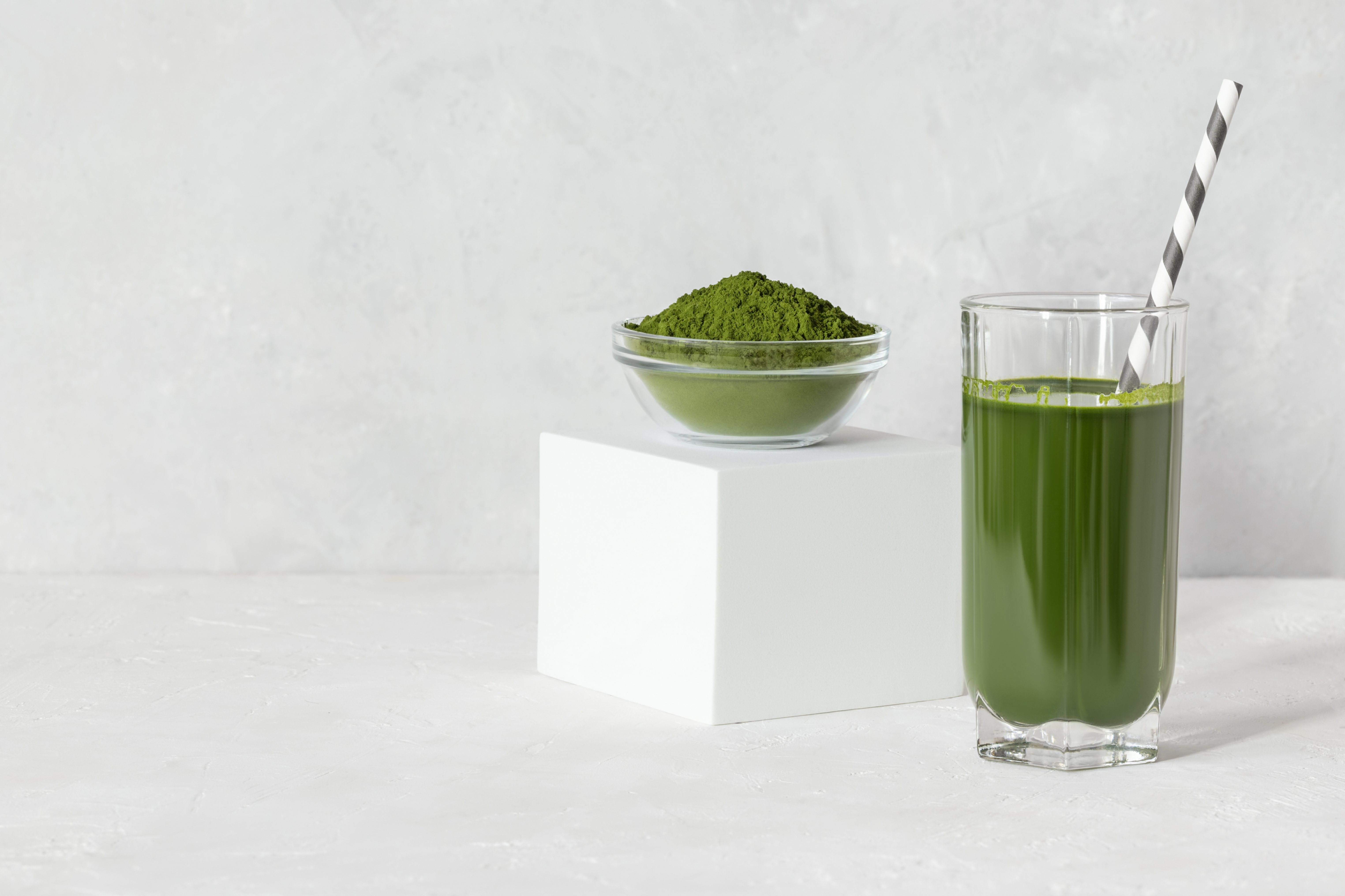Image of green euphoric tea powder and made into drink
